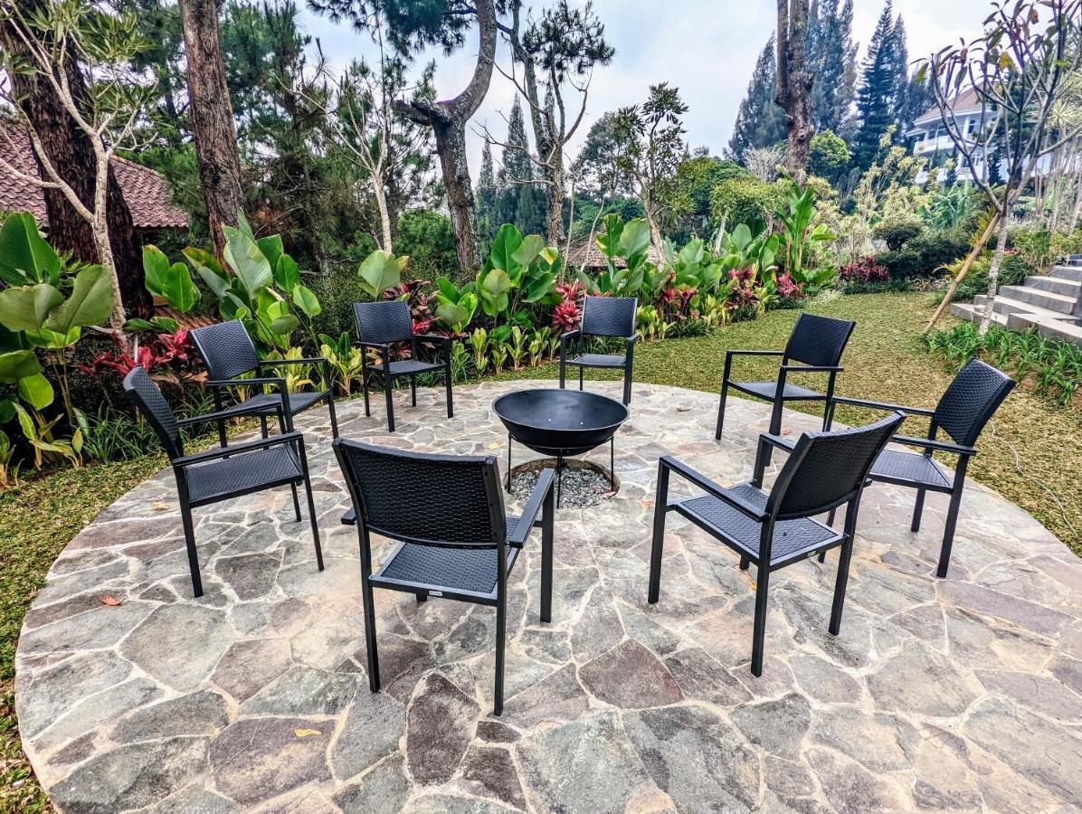 Cottonwood Exclusive Villa @Lembang Asri - Jacuzzi Playground Netflix Billyard Exterior foto