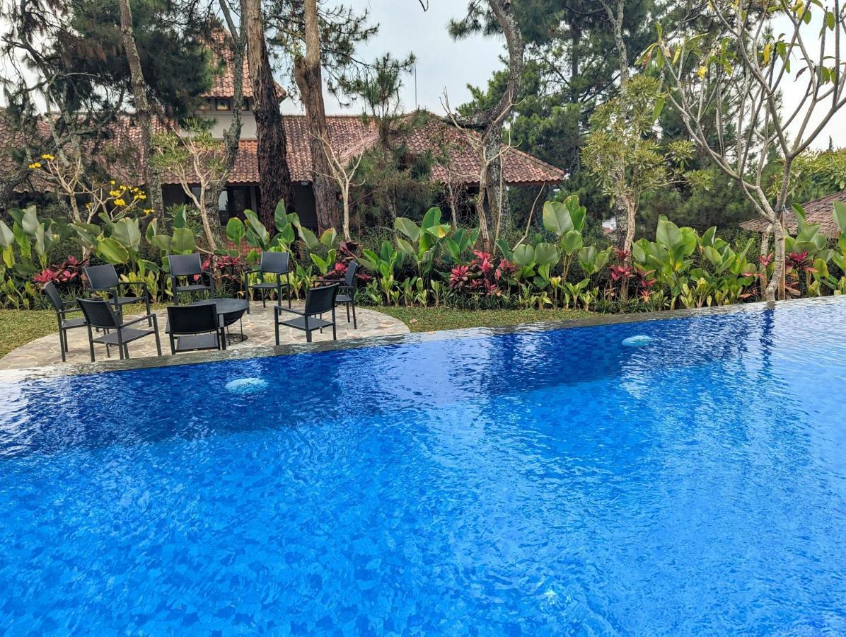 Cottonwood Exclusive Villa @Lembang Asri - Jacuzzi Playground Netflix Billyard Exterior foto